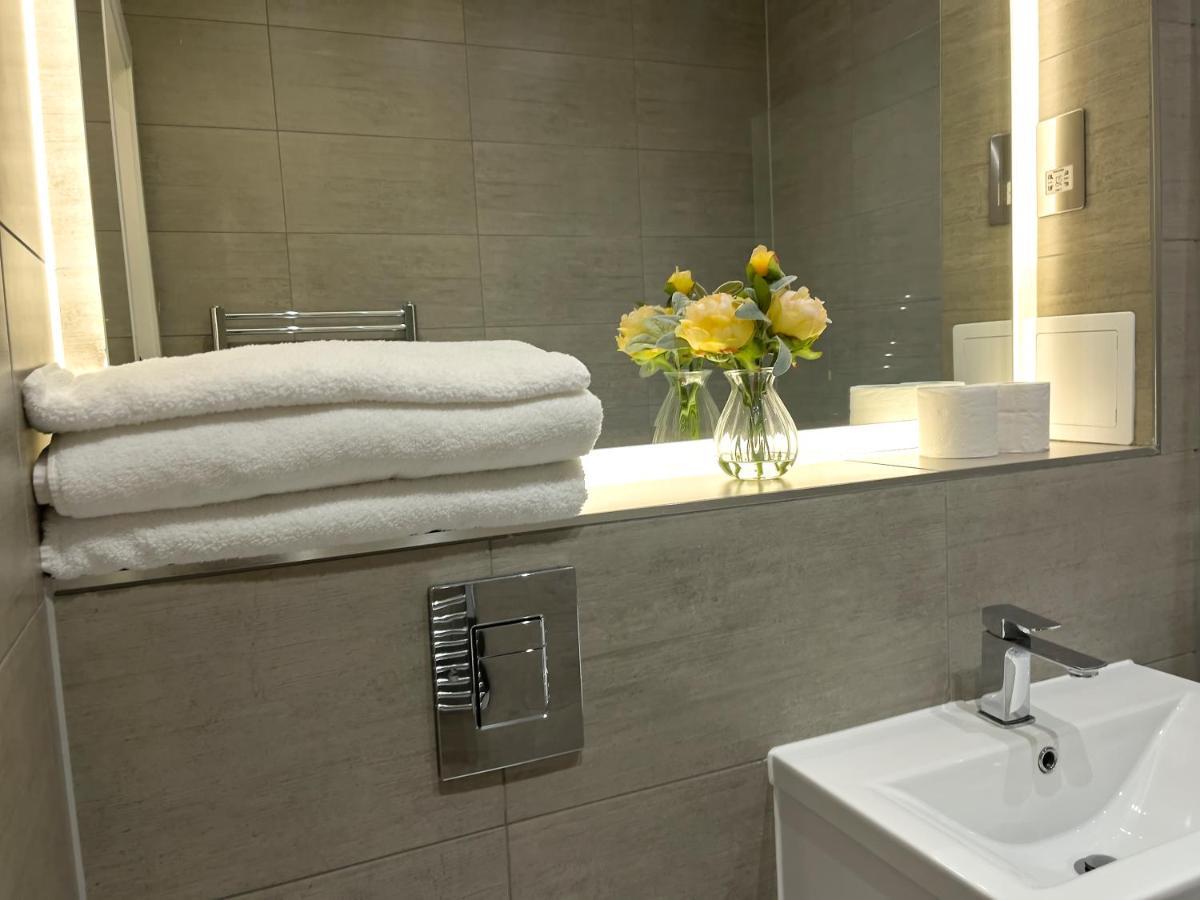 Lovely 2 Double Bedroom Flat With Free Parking - At The Atrium Mk Milton Keynes Bagian luar foto